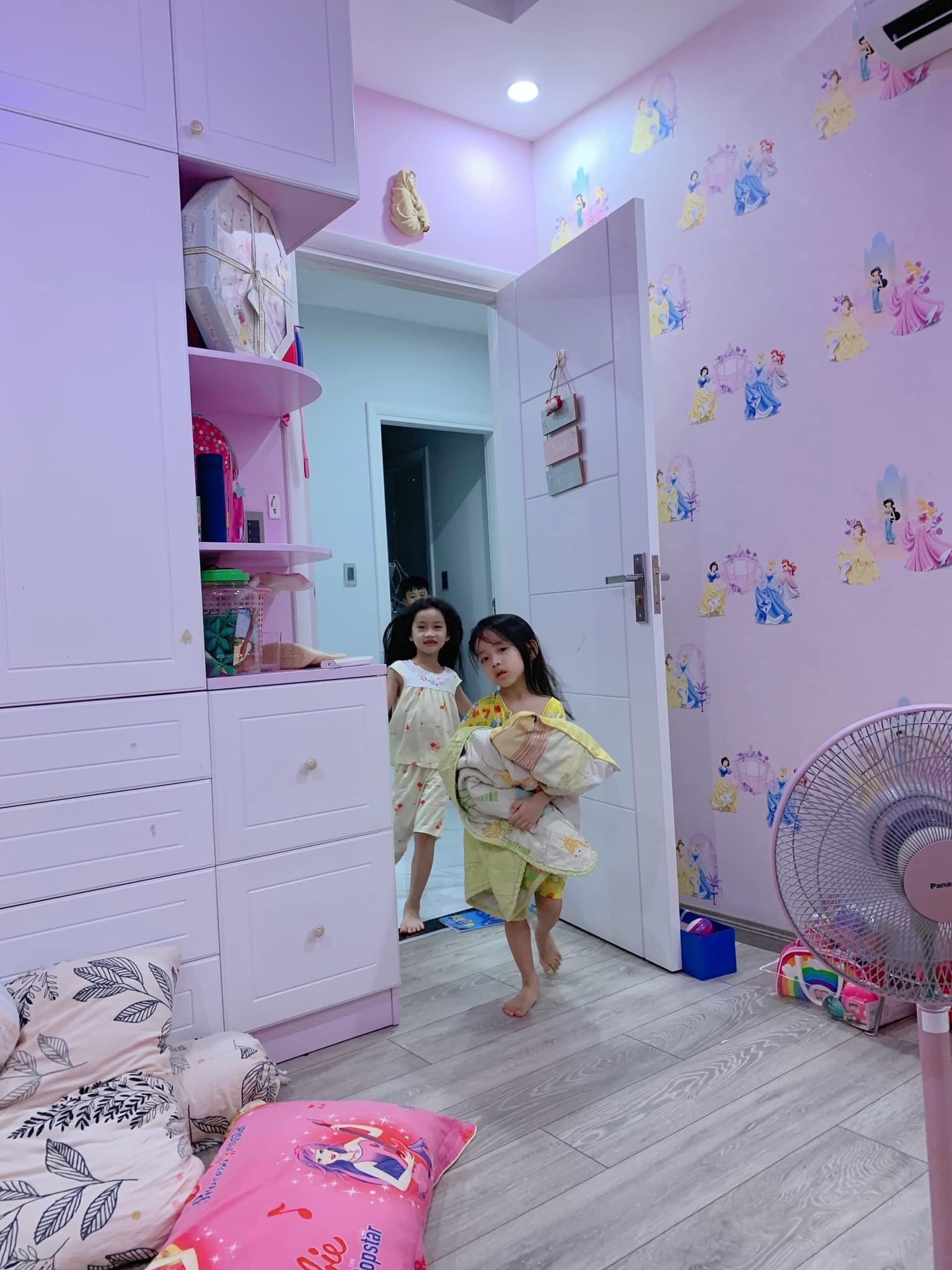 Nhà Ốc Thanh Vân bất ngờ náo loạn lúc nửa đêm, vợ chồng con cái ôm chăn chạy thoát thân, nhìn mặt lũ trẻ mới 