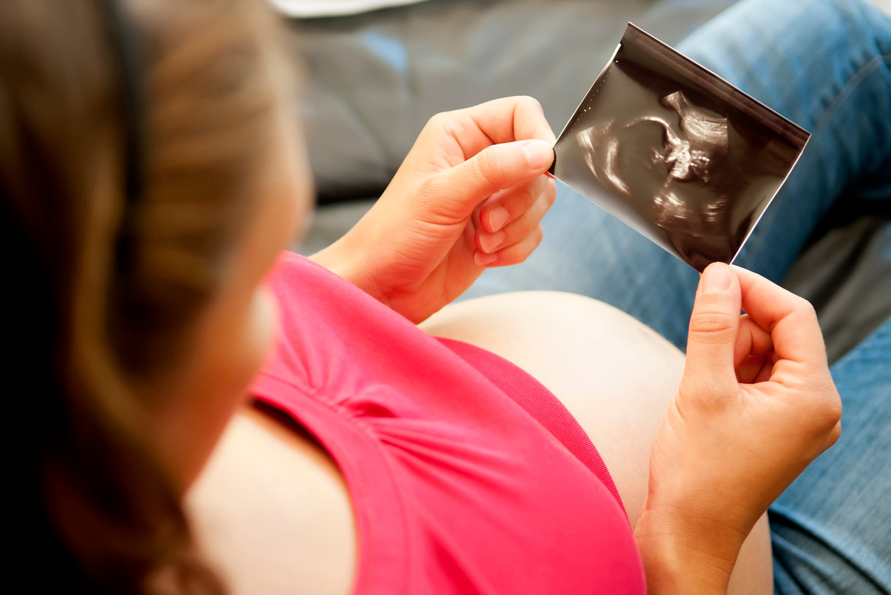 Mang thai ba tháng mà bụng đã to như cái trống, thai phụ lo lắng đi khám thì nhận về kết quả khiến người chồng 