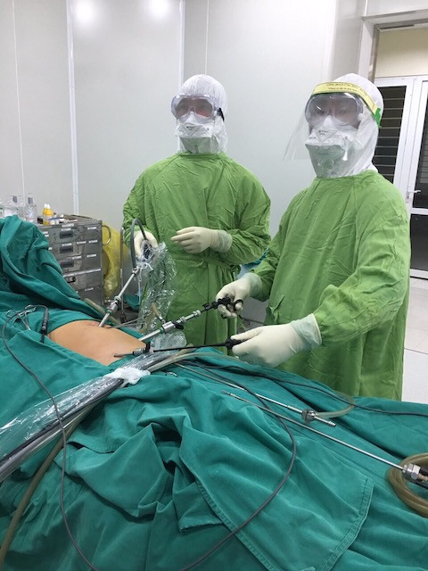 Mổ cấp cứu thành công 2 bệnh nhân ở vùng cách ly y tế thôn Hạ Lôi - Ảnh 1.