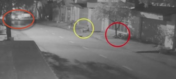 Vĩnh Phúc: 2 người phụ nữ đang đi bộ thì bất ngờ bị ô tô đi phía sau húc văng, đoạn clip khiến người xem ám ảnh - Ảnh 2.