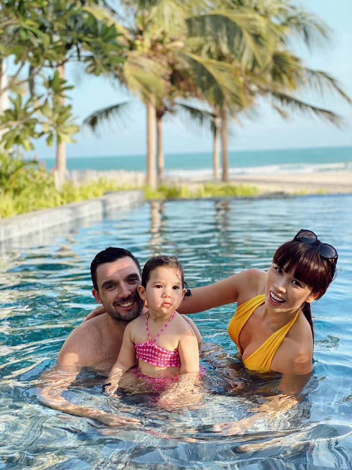 Cả gia đình bé Myla cùng đi tránh dịch ở resort 5 sao, em gái Hà Anh nổi bật với body nóng bỏng không kém người chị nổi tiếng - Ảnh 6.