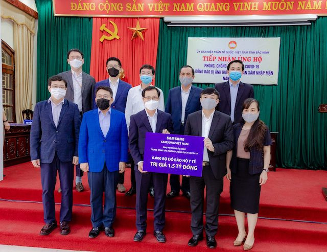 Samsung tặng 6.000 bộ đồ bảo hộ y tế cho tỉnh Bắc Ninh - Ảnh 1.