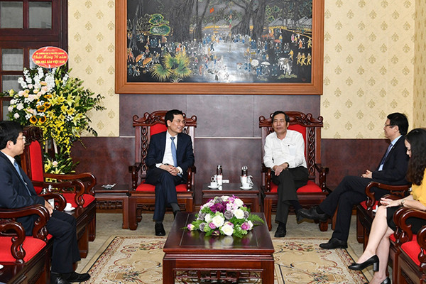 Bộ trưởng Nguyễn Mạnh Hùng thăm và chúc mừng Hội Nhà báo Việt Nam - Ảnh 1.