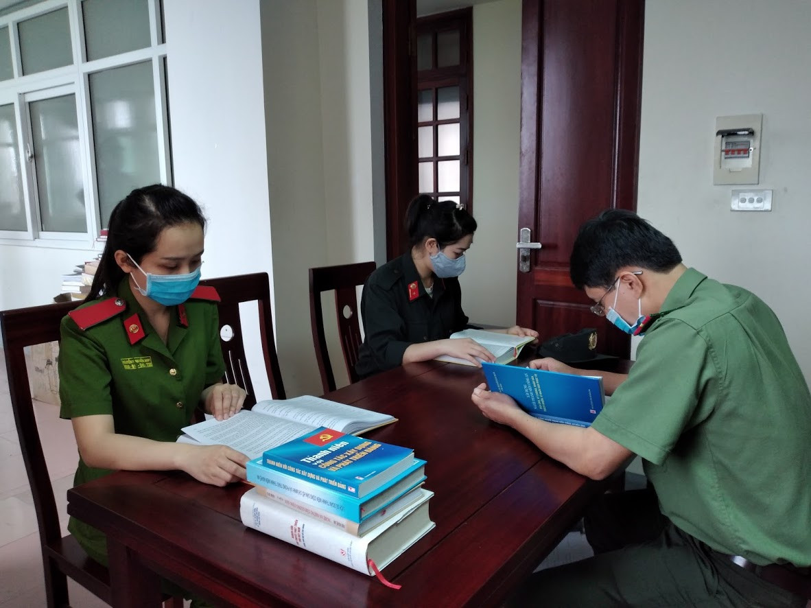 Cán bộ, chiến sĩ hưởng ứng Ngày sách Việt Nam - Ảnh 1.
