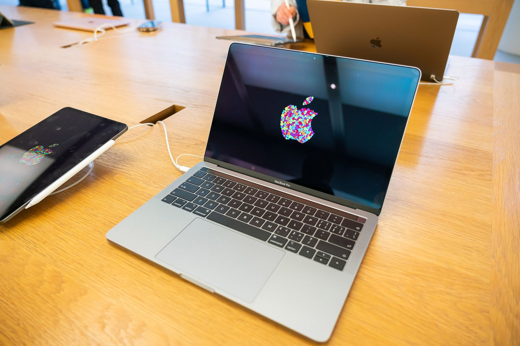 Apple sắp tung chip tự sản xuất cho máy tính Mac, không còn phụ thuộc Intel - Ảnh 1.