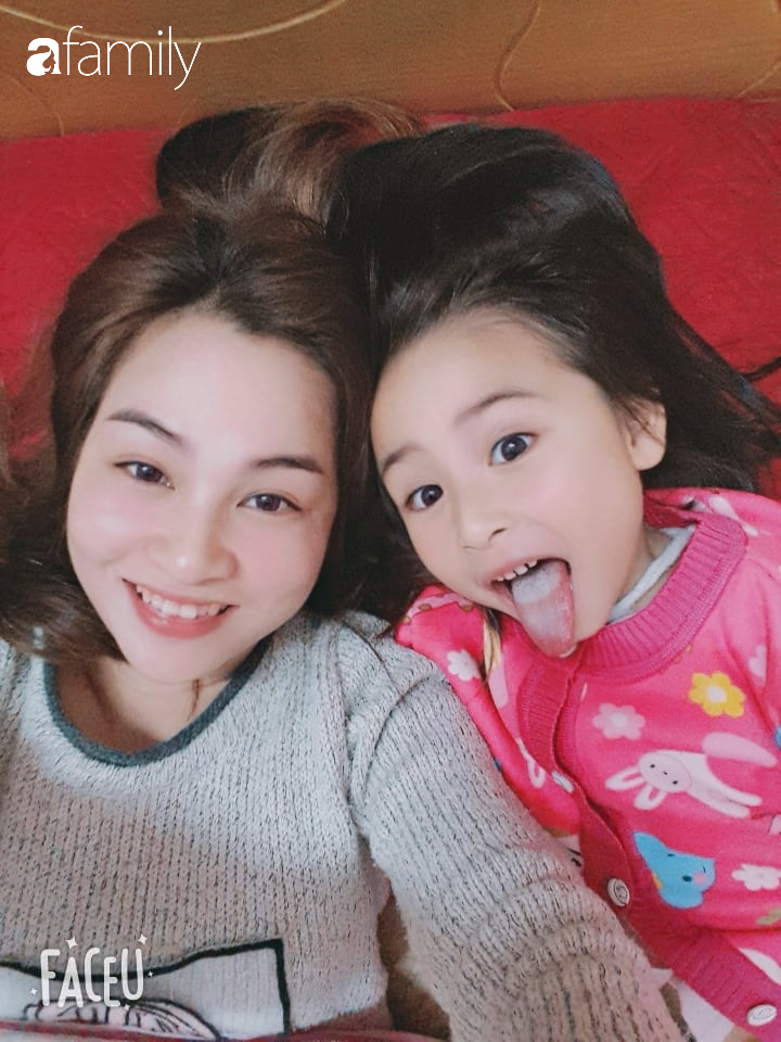 Trổ tài làm bánh bạch tuộc, mẹ trẻ khiến con gái bối rối vì thành phẩm, nghe dân mạng đoán nguyên nhân mà cười 