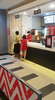 Dân mạng bức xúc clip một phụ nữ nguyền rủa nhân viên KFC và gia đình cô ấy nhưng phản ứng của người bán hàng mới là điều đáng chú ý - Ảnh 3.