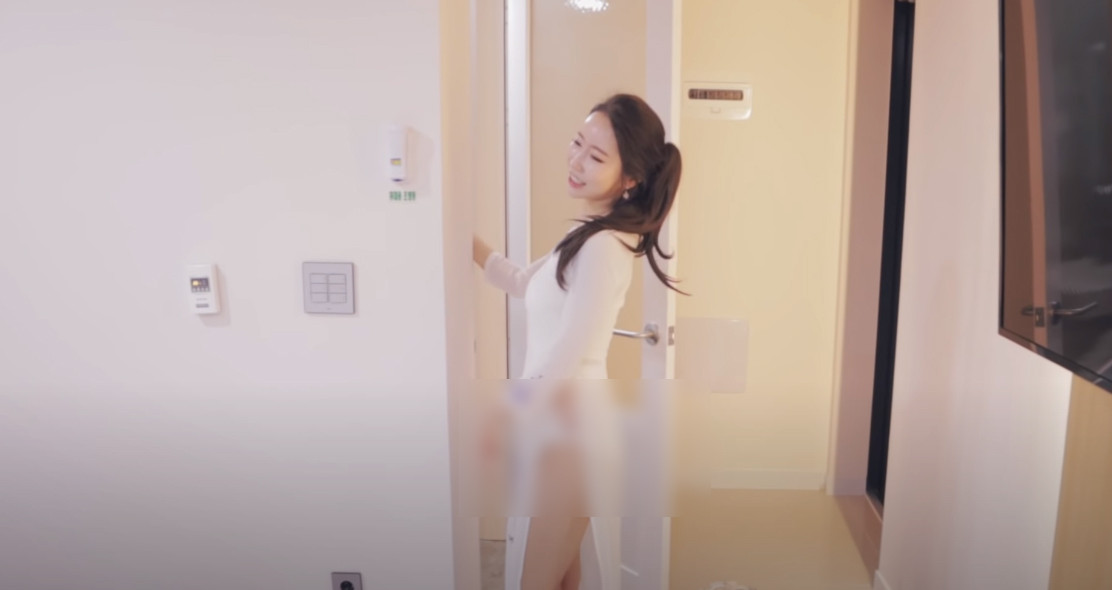 Nữ youtuber Hàn Quốc mặc áo dài 