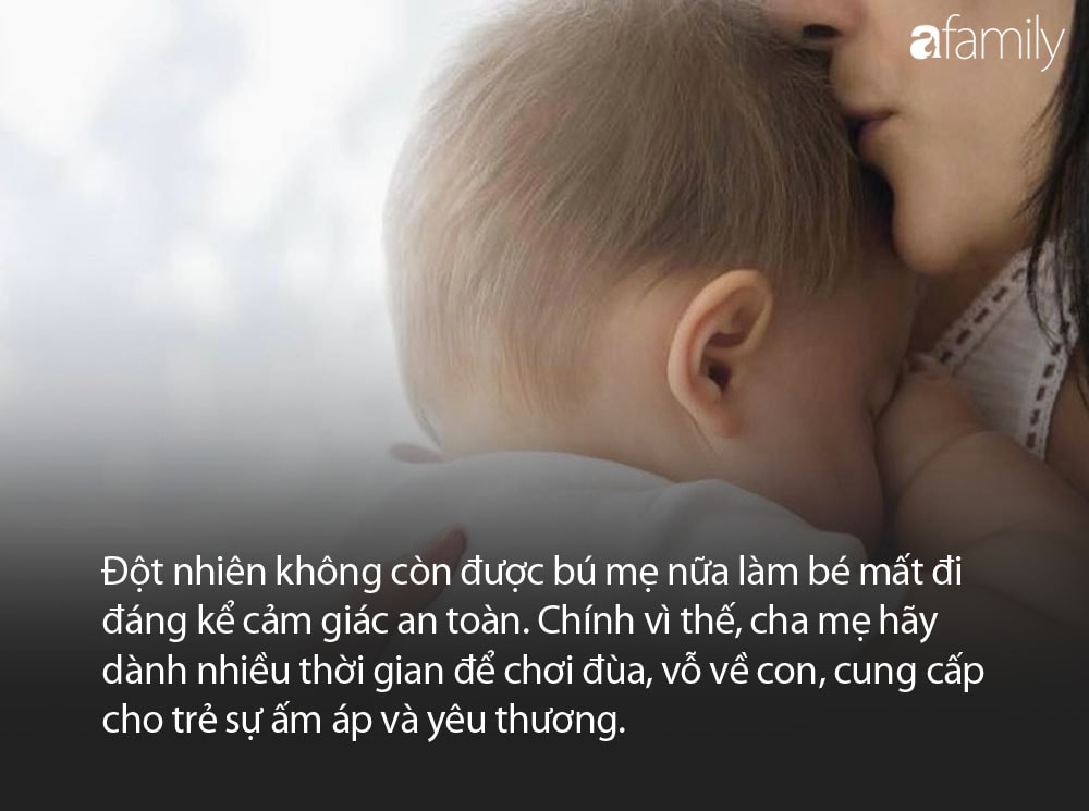 Cậu bé 10 tuổi lao vào mẹ vạch áo đòi bú bằng được, còn người mẹ chỉ đành 