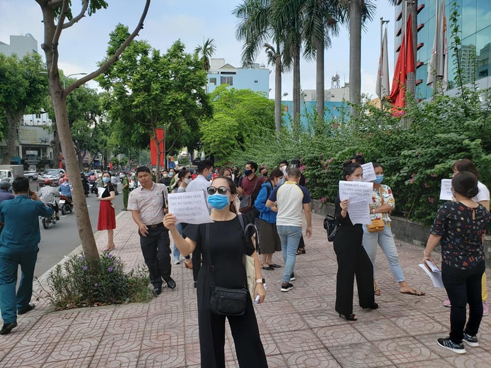 Bức xúc với chính sách thu học phí mùa dịch, đồng loạt phụ huynh kéo đến trường Quốc tế Việt Úc phản đối - Ảnh 6.