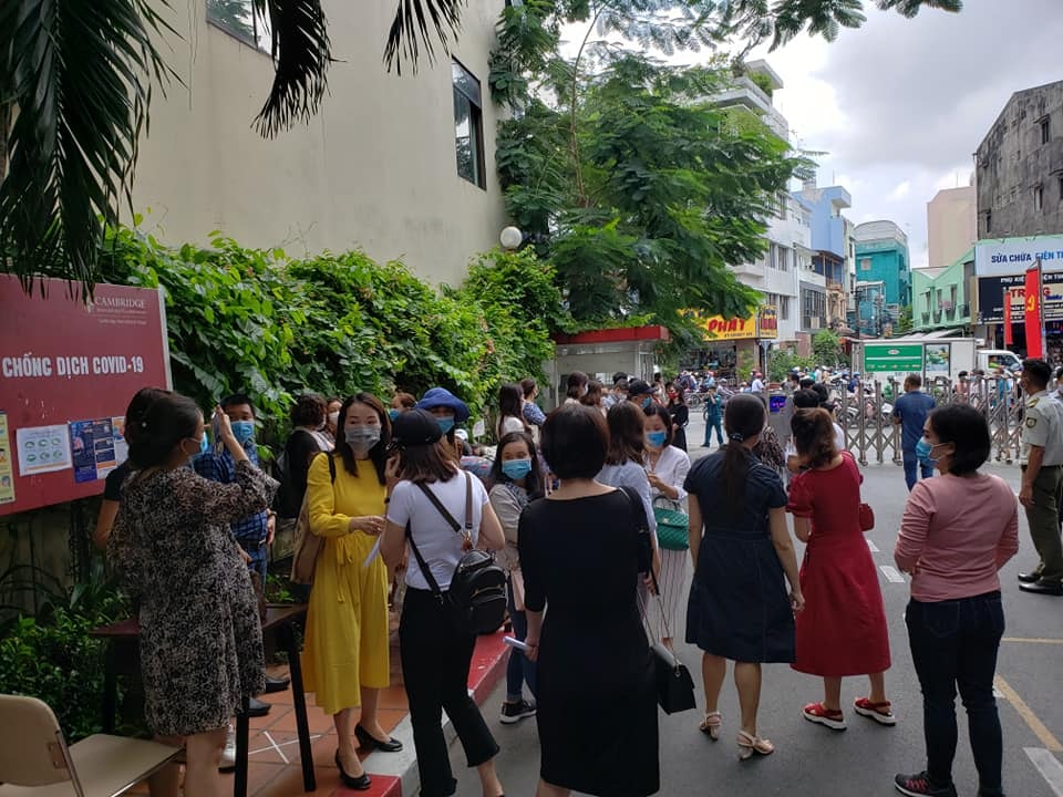 Bức xúc với chính sách thu học phí mùa dịch, đồng loạt phụ huynh kéo đến trường Quốc tế Việt Úc phản đối - Ảnh 2.