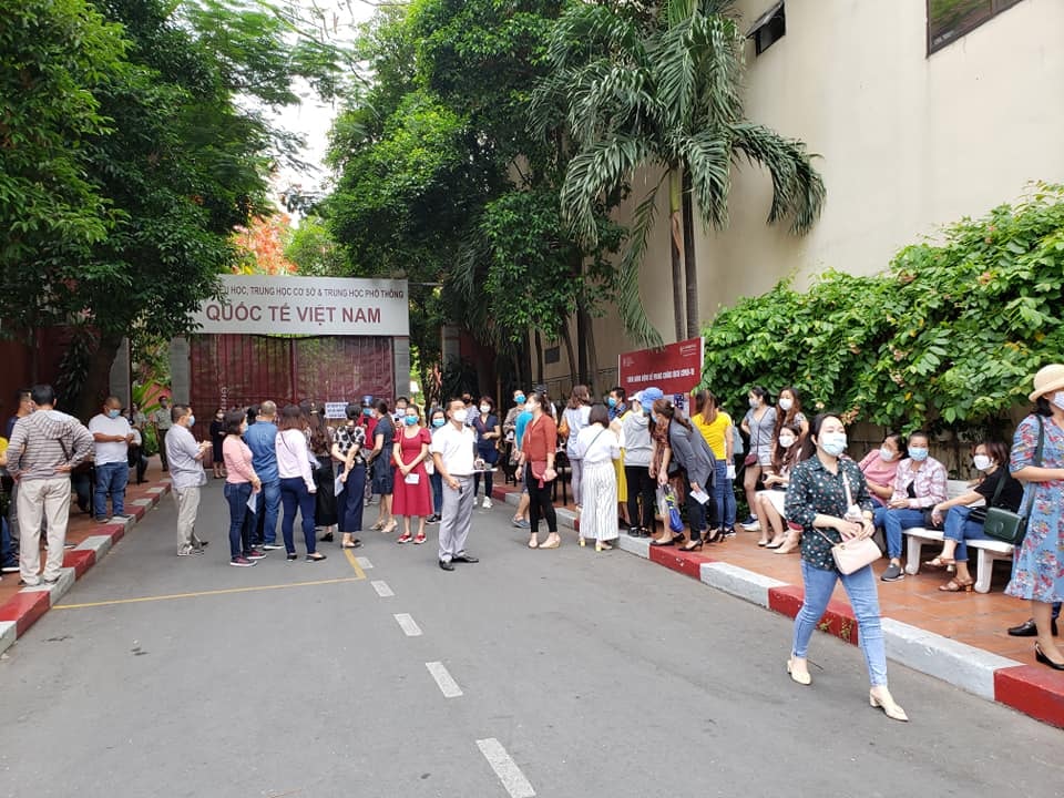 Bức xúc với chính sách thu học phí mùa dịch, đồng loạt phụ huynh kéo đến trường Quốc tế Việt Úc phản đối - Ảnh 1.