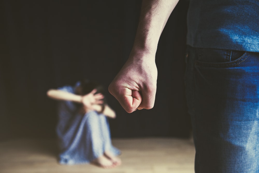 Cô gái 17 tuổi bỏ trốn khỏi nhà trọ sau 3 năm bị giam cầm, bóc trần sự thật tàn nhẫn về gã chồng 