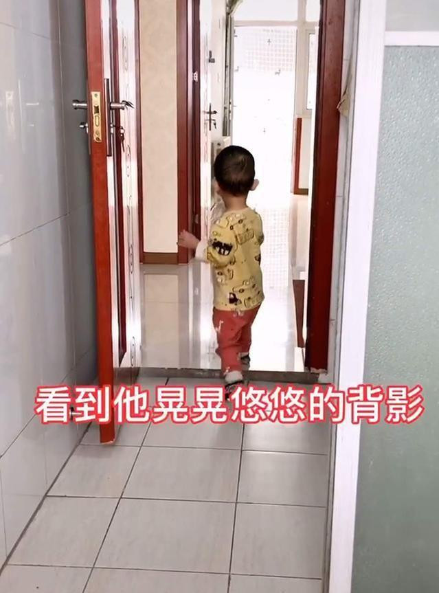 Mẹ trong toilet bị hết giấy vệ sinh liền nhờ con trai lấy hộ, thứ con trai hăm hở mang vào khiến bà mẹ này lập tức 