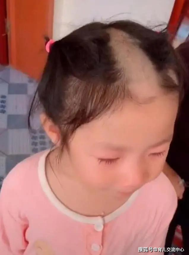 Bé gái 5 tuổi cầm tông đơ cắt tóc chơi, mẹ quay đi 1 lúc, quay lại thì 