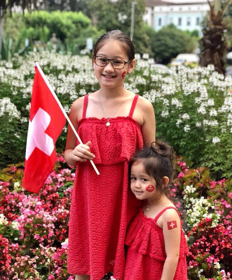Ngày của Mẹ: Nghe tâm sự của mẹ Việt ở Thụy Sỹ dạy 2 con gái nói tiếng mẹ đẻ siêu đỉnh, chấp nhận từ bỏ công việc ở nhà để 
