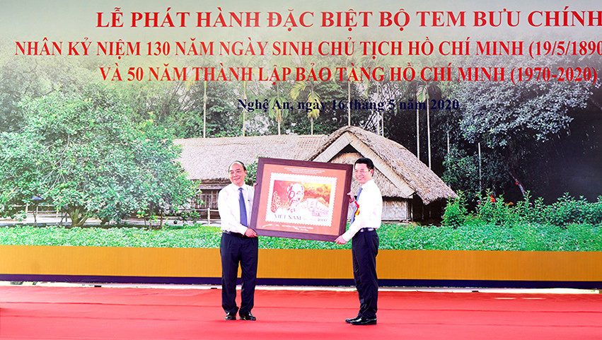 Thủ tướng ký phát hành đặc bộ tem kỷ niệm 130 năm ngày sinh Chủ tịch Hồ Chí Minh - Ảnh 2.