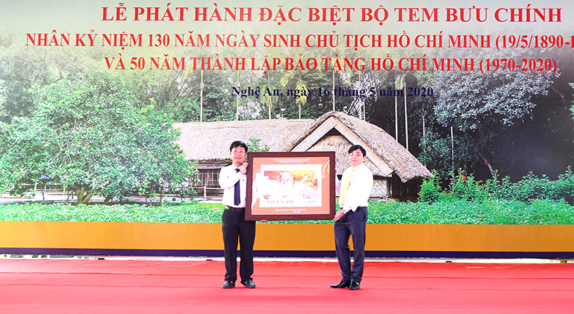 Thủ tướng ký phát hành đặc bộ tem kỷ niệm 130 năm ngày sinh Chủ tịch Hồ Chí Minh - Ảnh 3.