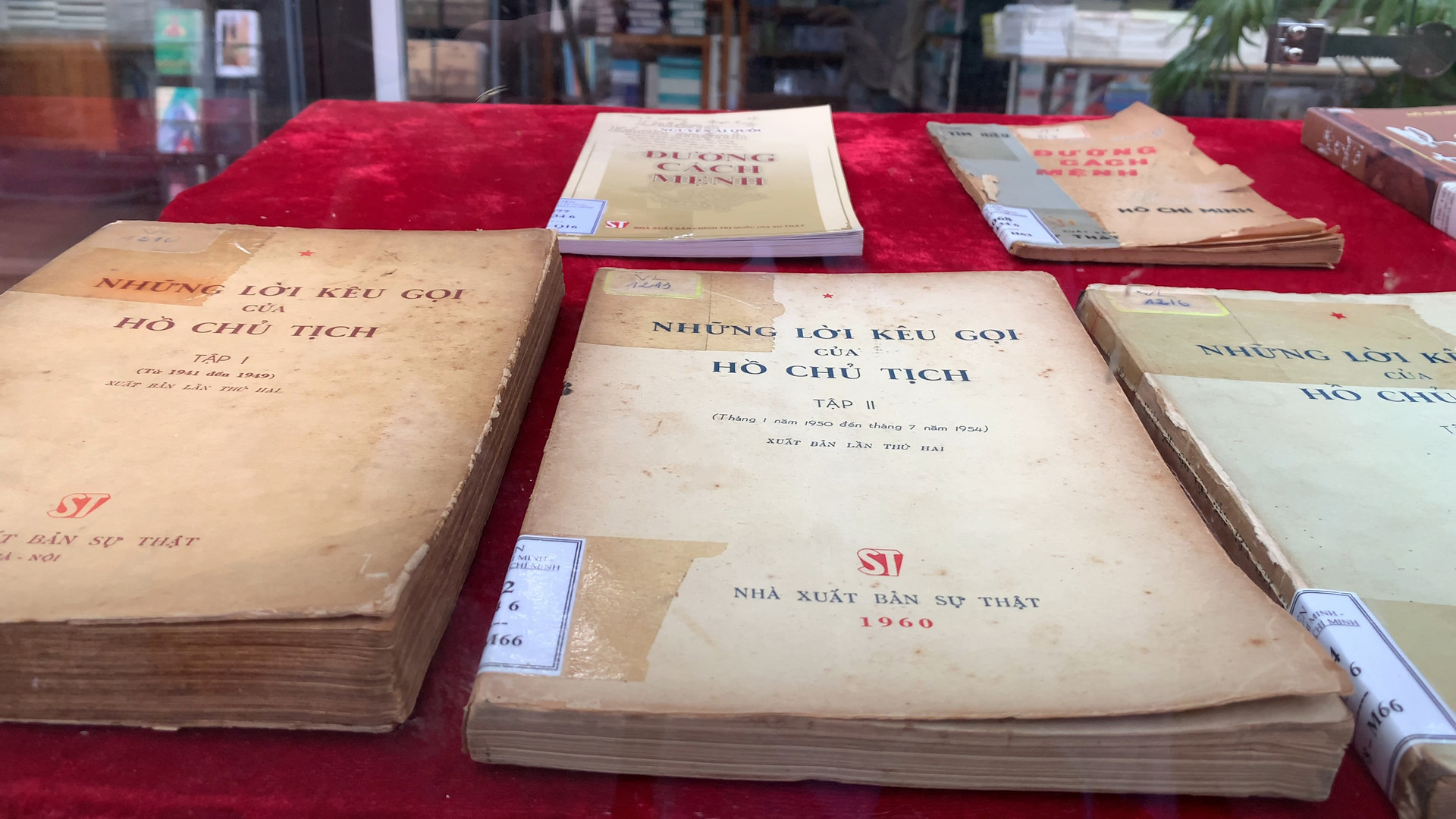 TP.HCM: Triển lãm sách, tư liệu nhân kỷ niệm 130 năm ngày sinh Chủ tịch Hồ Chí Minh - Ảnh 2.