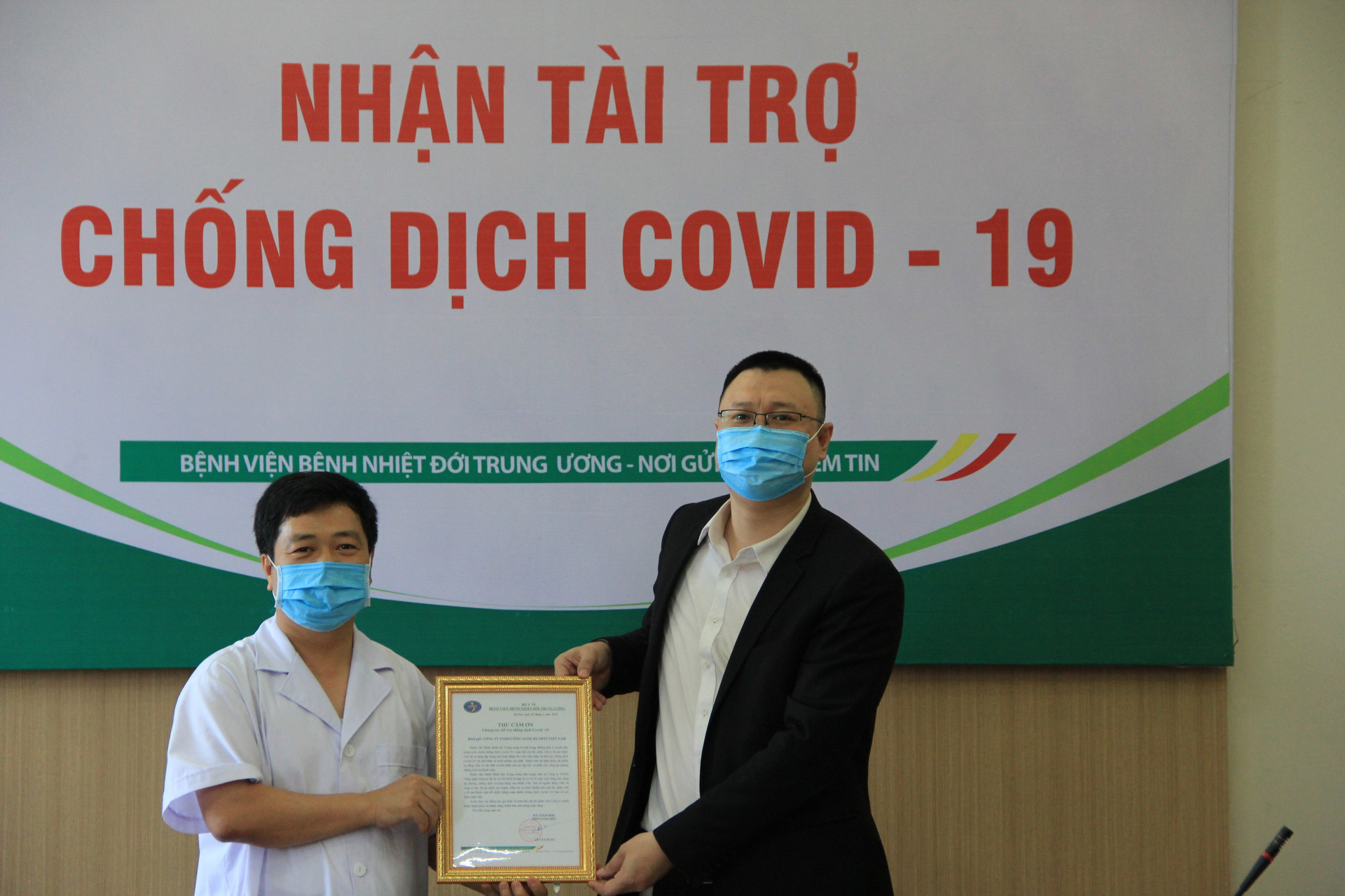 Trao tặng Bệnh viện bệnh nhiệt đới Trung ương giải pháp hội nghị - Ảnh 1.
