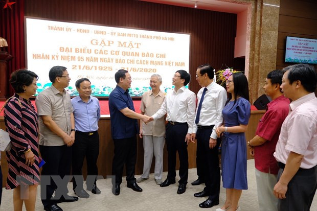 Lãnh đạo thành phố Hà Nội gặp mặt hơn 300 đại biểu nhà báo - Ảnh 1.