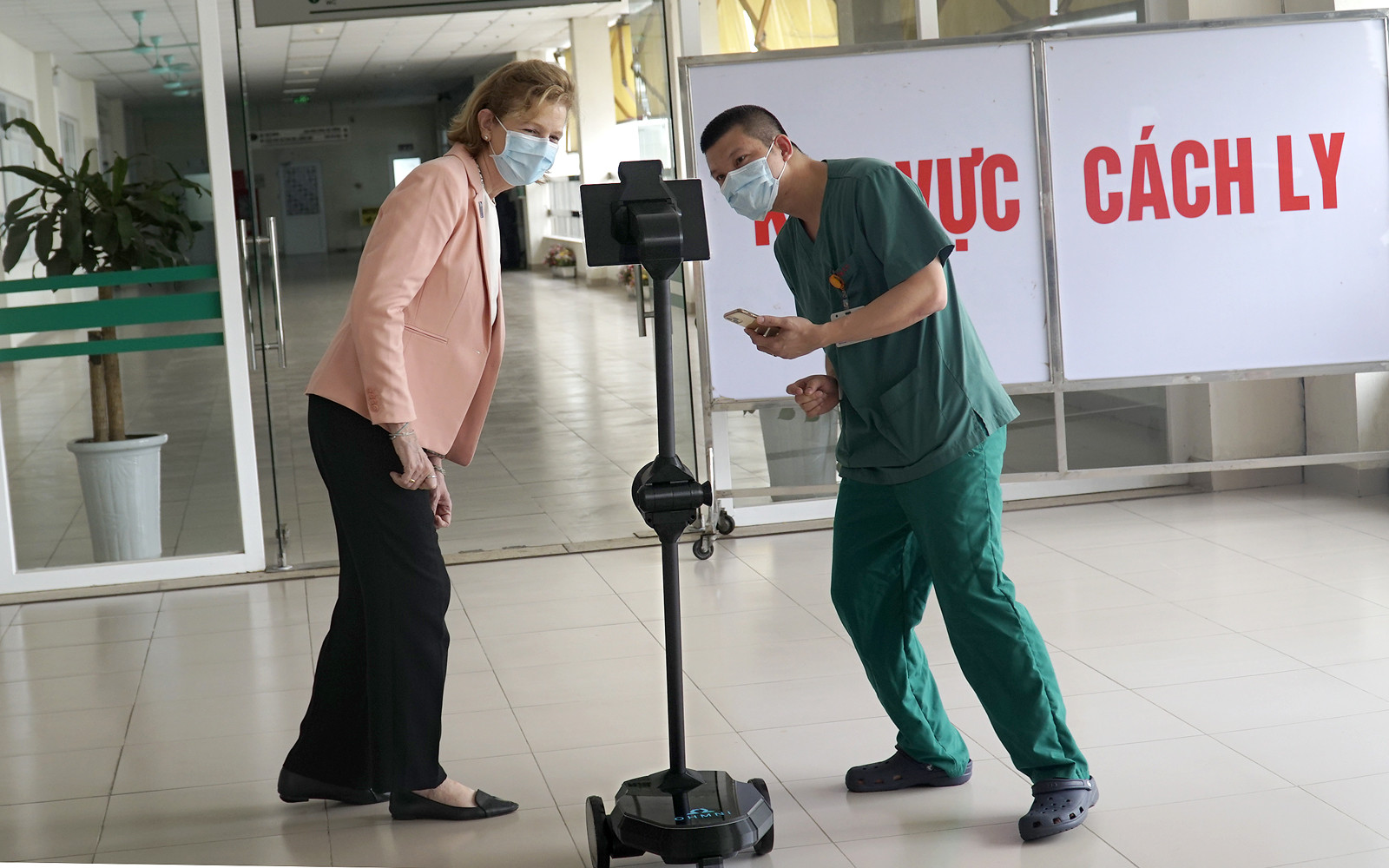 Ứng dụng Robot mới giúp bảo vệ nhân viên y tế tuyến đầu - Ảnh 3.