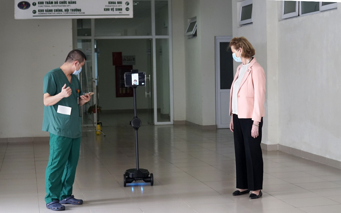 Ứng dụng Robot mới giúp bảo vệ nhân viên y tế tuyến đầu - Ảnh 2.