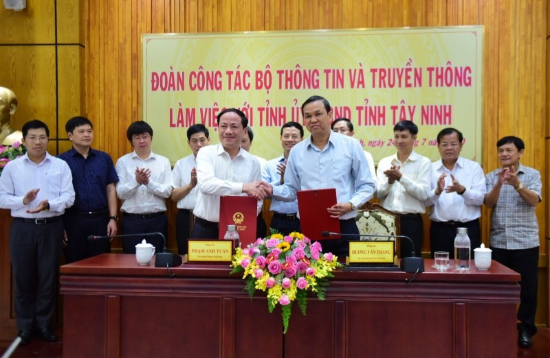 Bộ trưởng TT&TT Nguyễn Mạnh Hùng:'Chuyển đổi số bắt đầu từ các vấn đề cụ thể ở địa phương' - Ảnh 4.