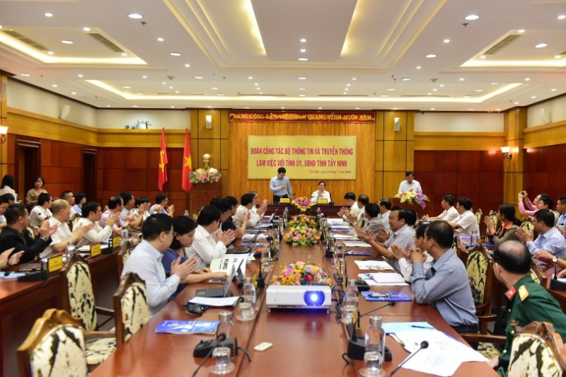 Bộ trưởng TT&TT Nguyễn Mạnh Hùng:'Chuyển đổi số bắt đầu từ các vấn đề cụ thể ở địa phương' - Ảnh 1.