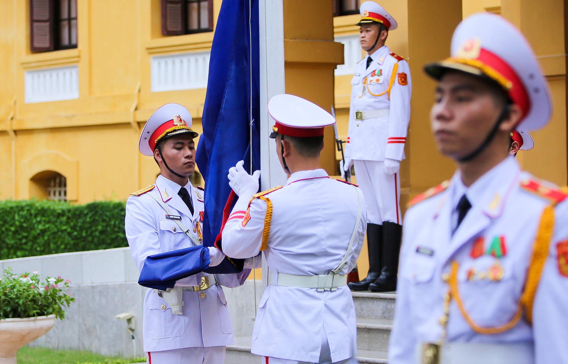 Lá cờ ASEAN tung bay nhân kỷ niệm 53 năm ngày thành lập  - Ảnh 4.