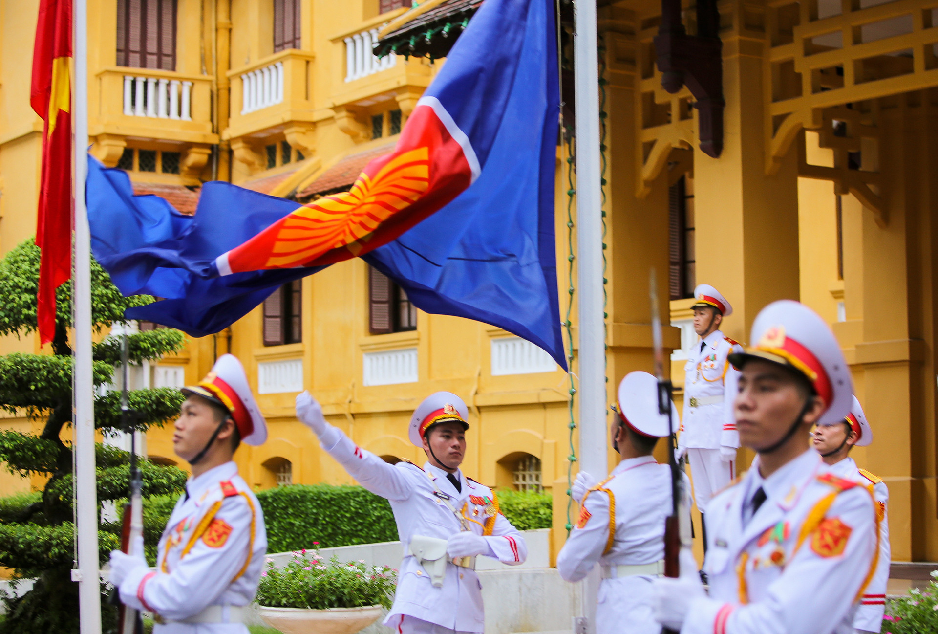Lá cờ ASEAN tung bay nhân kỷ niệm 53 năm ngày thành lập  - Ảnh 6.