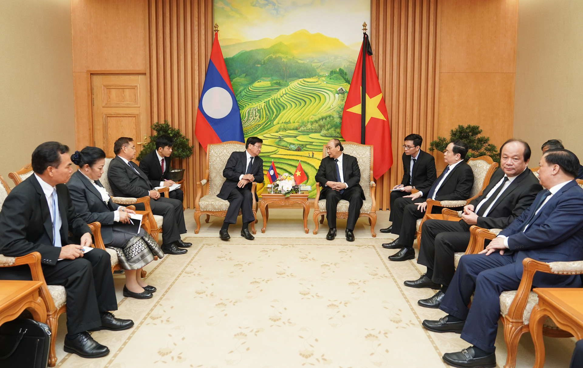 Thủ tướng Chính phủ Nguyễn Xuân Phúc tiếp Thủ tướng Chính phủ Lào Thongloun Sisoulith - Ảnh 1.