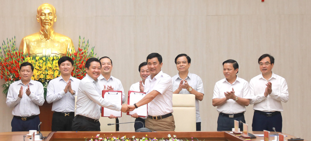 Phú Thọ khai trương Trung tâm điều hành thông tin, thúc đẩy chuyển đổi số - Ảnh 2.