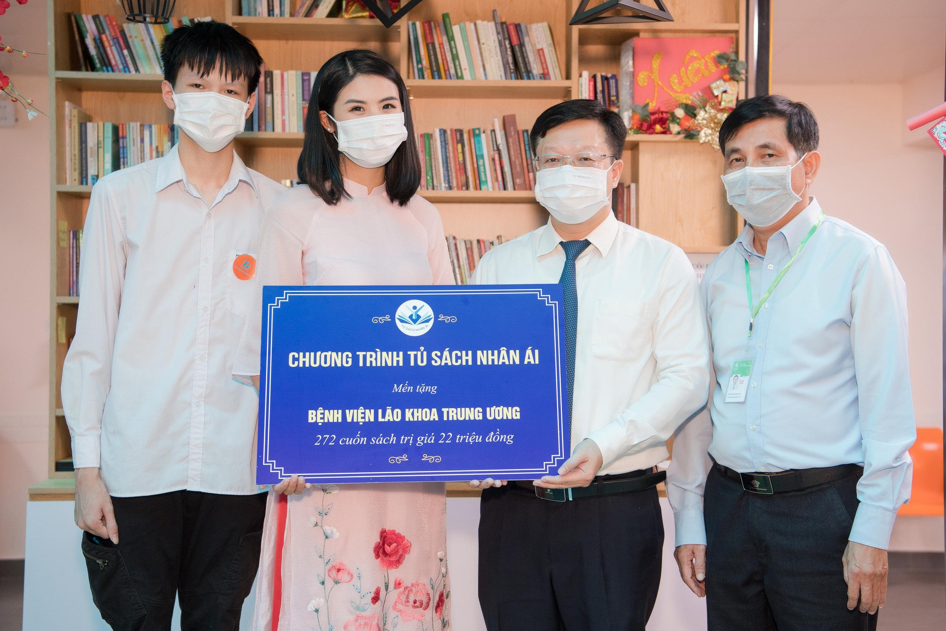 Hoa hậu Ngọc Hân cùng Tủ sách Nhân ái trao tặng sách cho bệnh viện lão khoa - Ảnh 1.