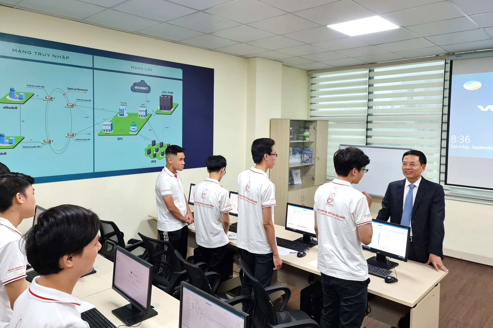 Sinh viên PTIT chạm ước mơ thiết lập mạng 4G với  phòng lab Viettel - Ảnh 4.