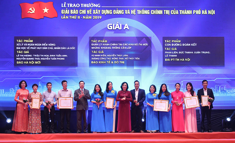 Trao thưởng 2 giải báo chí của Thành phố Hà Nội lần thứ III - Ảnh 1.