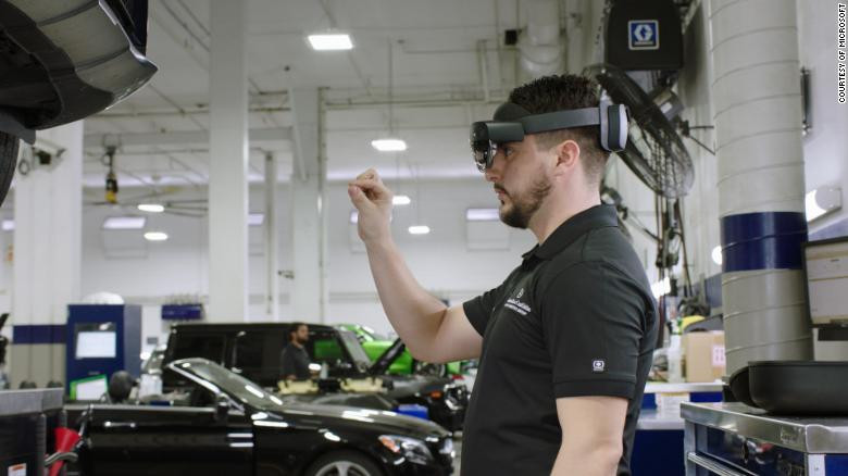 HoloLens có thể giúp sửa chữa ô tô như thế nào? - Ảnh 1.