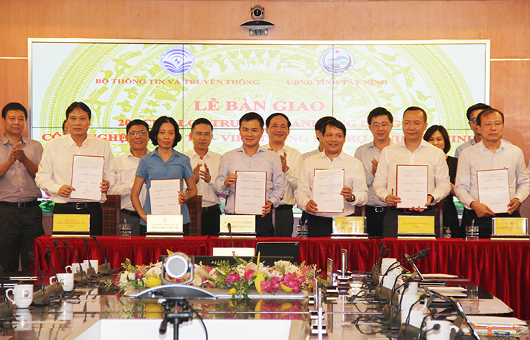 Bộ TT&TT bàn giao 200 cụm loa truyền thanh thế hệ mới cho tỉnh biên giới Tây Ninh - Ảnh 2.