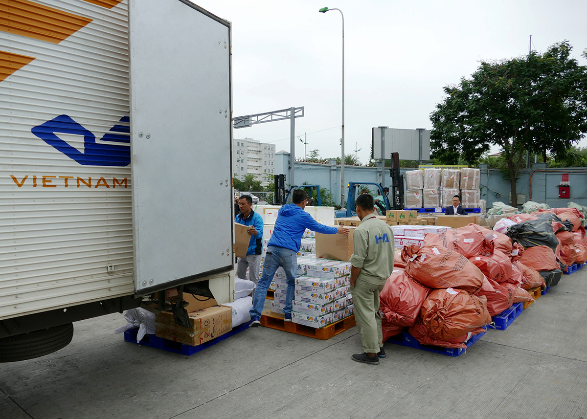 Hơn 39 tấn hàng cứu trợ được miễn cước chuyển phát qua Bưu điện - Ảnh 1.
