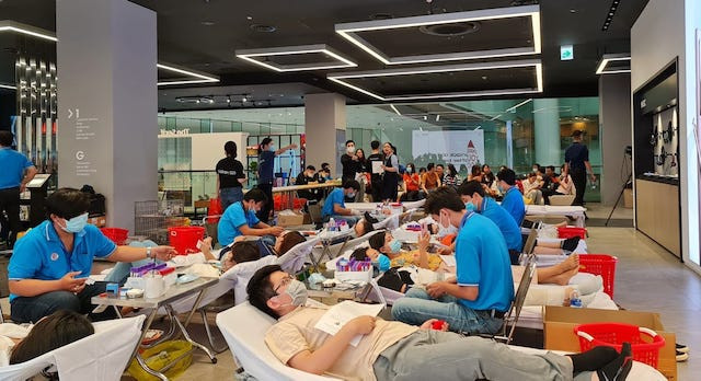 Samsung và Roche cùng hiến máu, cứu người - Ảnh 1.