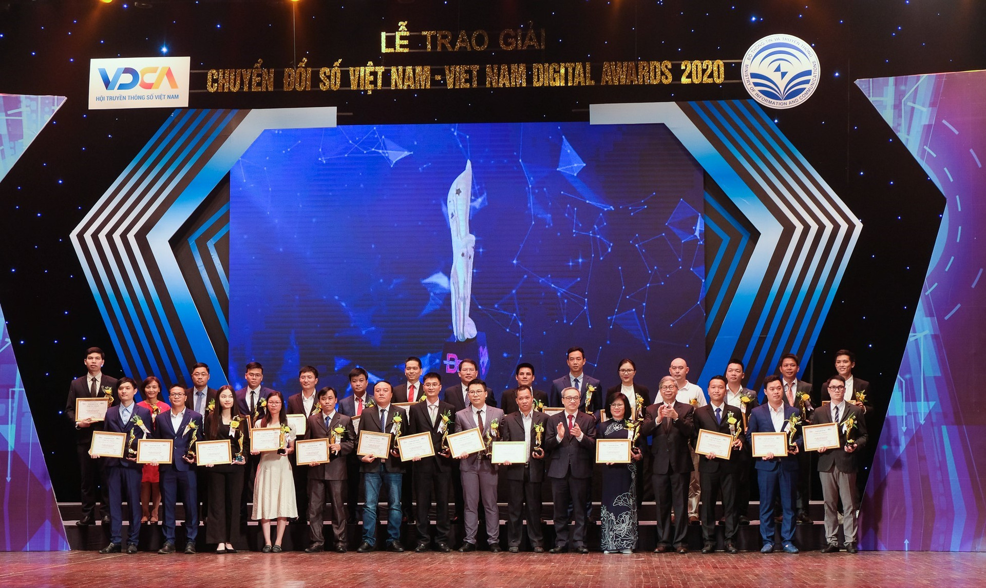 FPT IS lập “hat-trick” với 3 sản phẩm đạt Giải thưởng Chuyển đổi số Việt Nam năm 2020 - Ảnh 1.