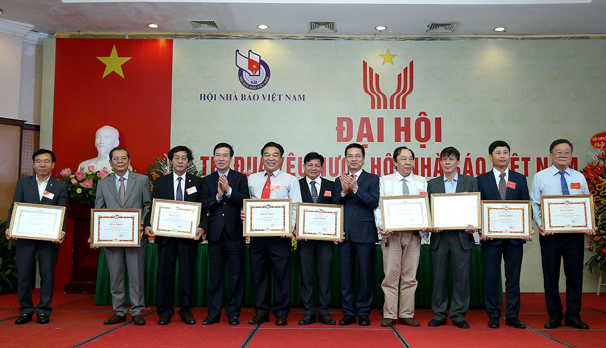 Hội nhà báo Việt Nam tôn vinh 22 tập thể, 17 cá nhân có thành tích thi đua - Ảnh 3.