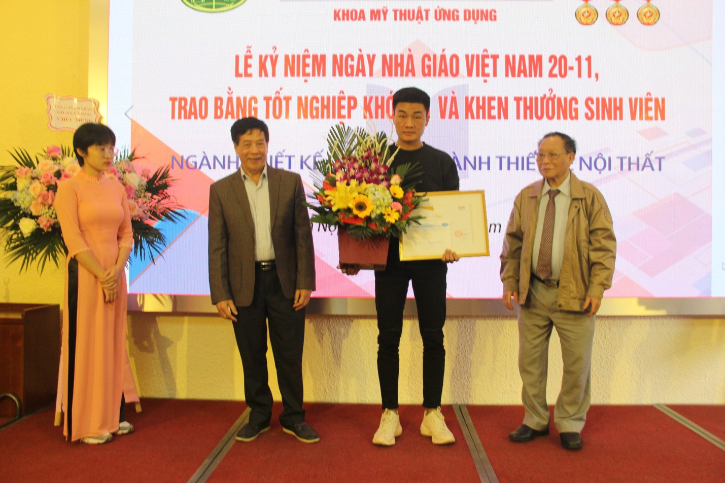 Trường Đại học Kinh doanh và Công nghệ Hà Nội trao bằng tốt nghiệp cho sinh viên K21 và khen thưởng cho sinh viên ngành thiết kế - Ảnh 2.