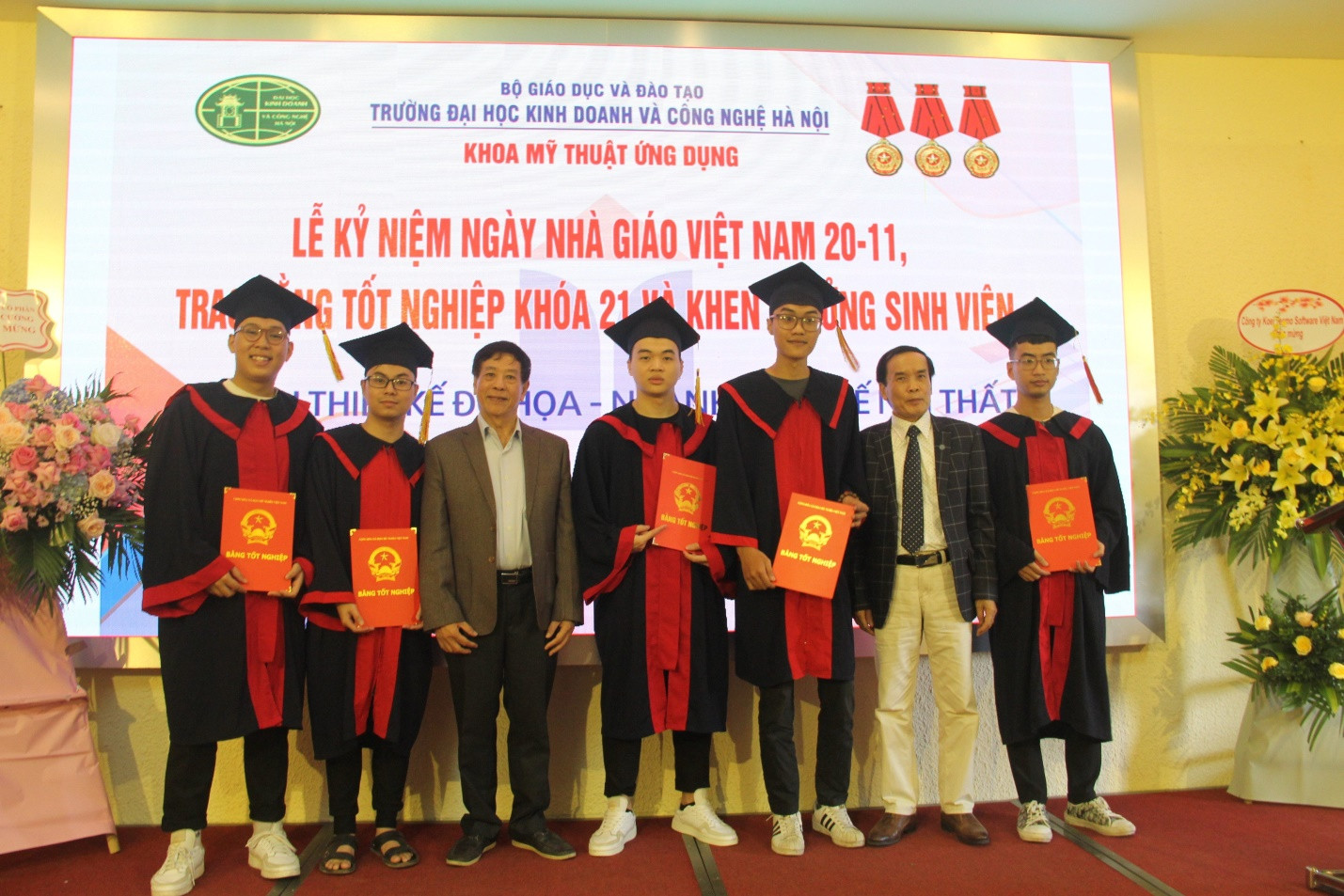Trường Đại học Kinh doanh và Công nghệ Hà Nội trao bằng tốt nghiệp cho sinh viên K21 và khen thưởng cho sinh viên ngành thiết kế - Ảnh 3.