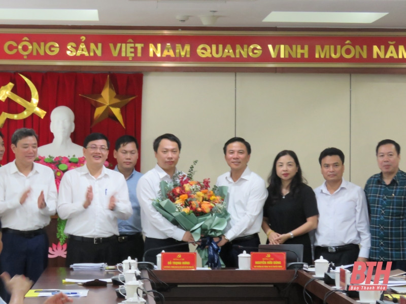Đoàn công tác Bộ Thông tin và Truyền thông làm việc với Ban Thường vụ Thành uỷ TP Thanh Hoá - Ảnh 2.
