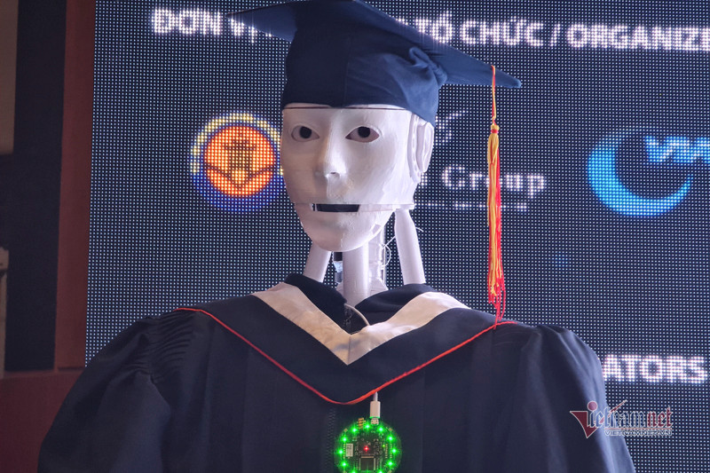 Robot Make in Vietnam biết lẩy Kiều, đọc thơ, giải toán - Ảnh 8.