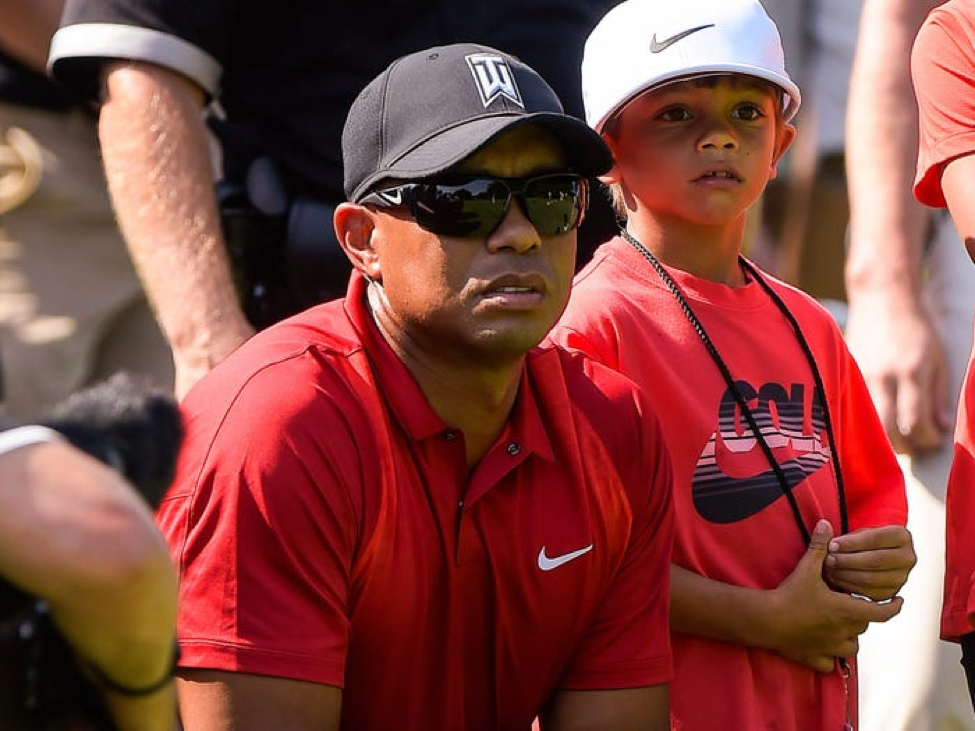 Con trai Tiger Woods gây bất ngờ với khả năng swing điêu luyện - Ảnh 2.