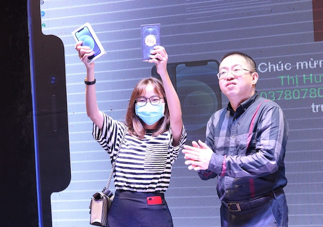 Chuỗi cửa hàng chính hãng đầu tiên mở bán iPhone 12 series tại Việt Nam - Ảnh 1.