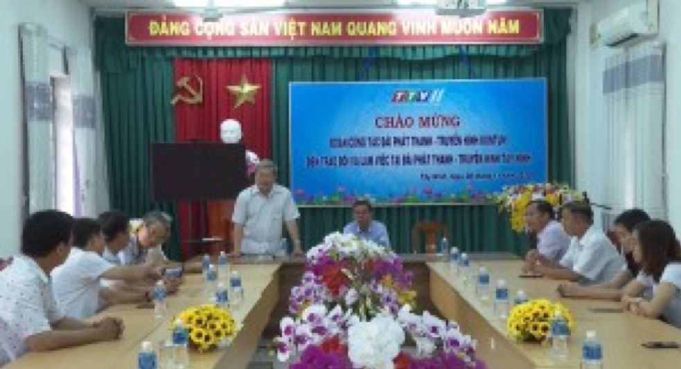 Giao lưu, trao đổi nghiệp vụ phát thanh, truyền hình giữa Đài PTTH Tây Ninh và Đài PTTH Kon Tum - Ảnh 1.