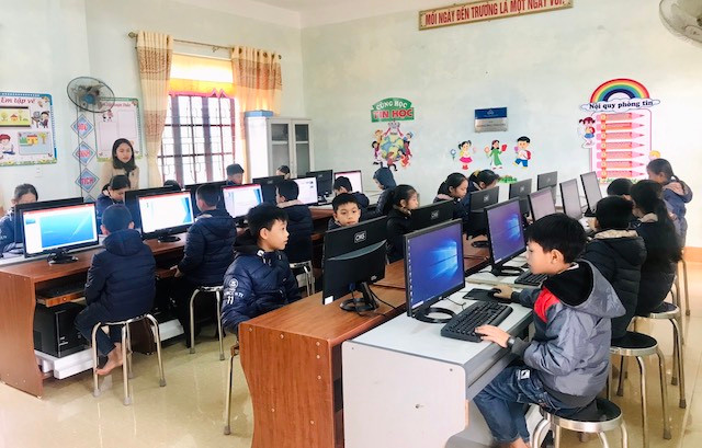Tập đoàn công nghệ CMC tặng 110 bộ máy tính cho học sinh vùng lũ  - Ảnh 2.